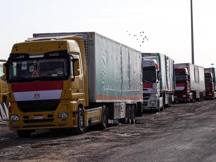 Газын зурваст байгаа иргэдэд тусламж хүргэхээр Египетийн жолооч нар олон хоног очерлож байна